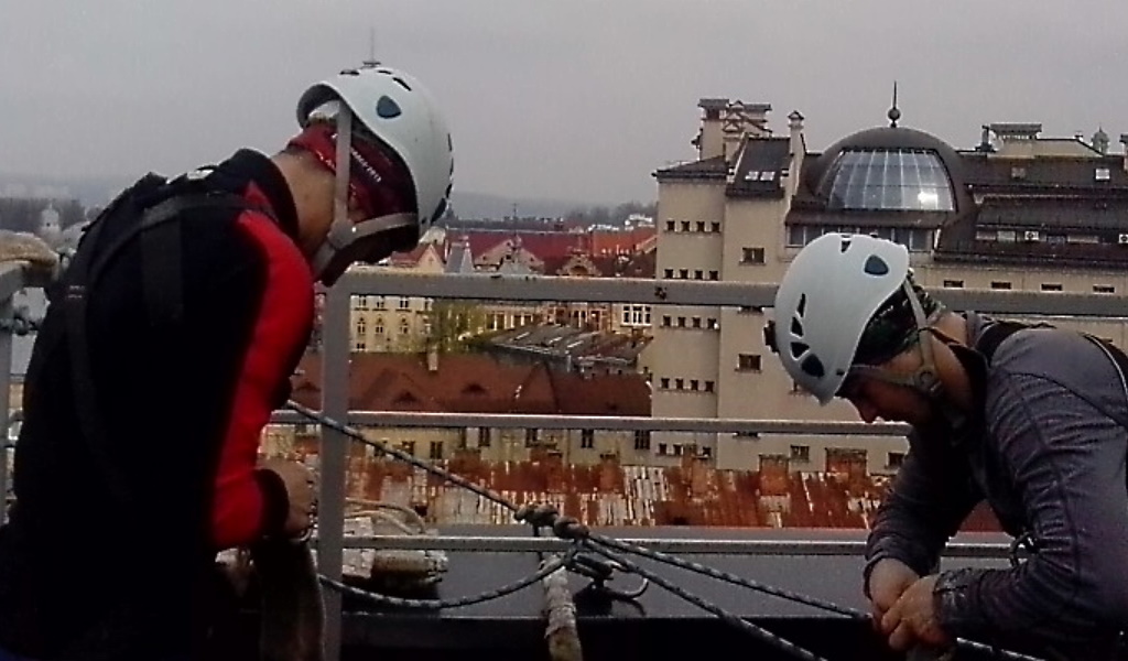 Mycie elewacji na wysokości przez alpinistów