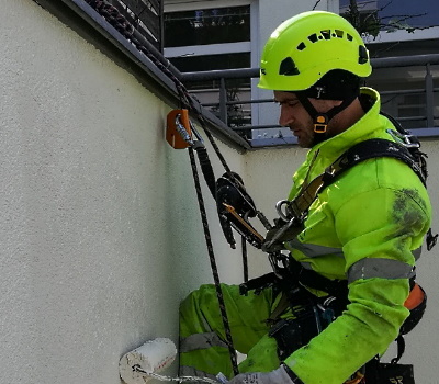 Malowanie elewacji przez alpinistów - Poznań